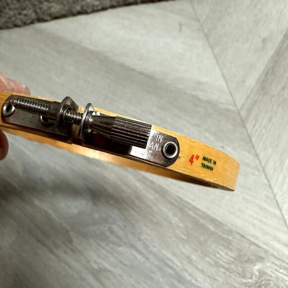 Vintage Wooden Embroidery Needlepoint Hoop 4" Taiwan Silver Metal Clasp - Picture 6 of 6